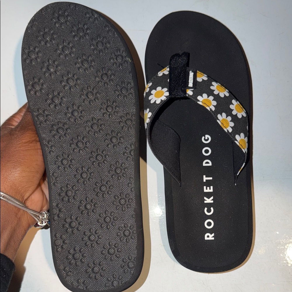 Rocket Dog Black Daisy Print Flip-Flops